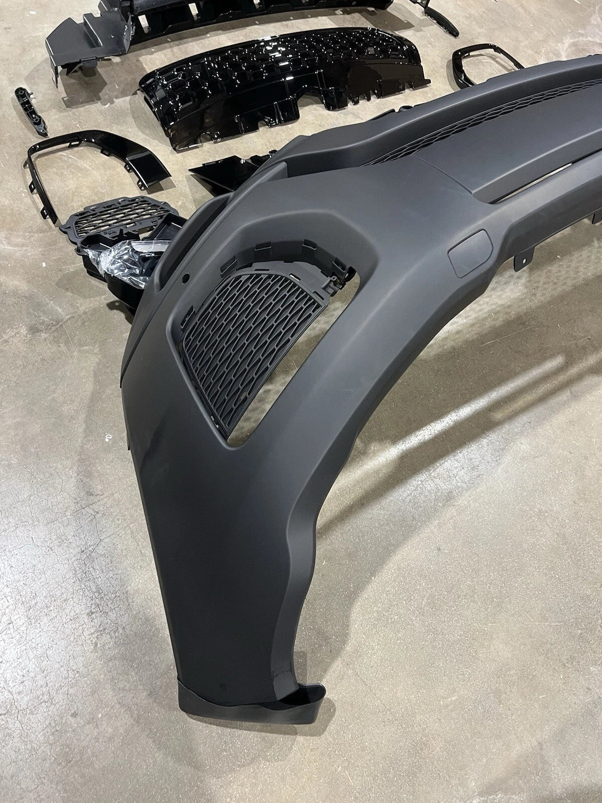 Range Rover Evoque Front Bumper Assembly Grille Lights Valance 2016-2019