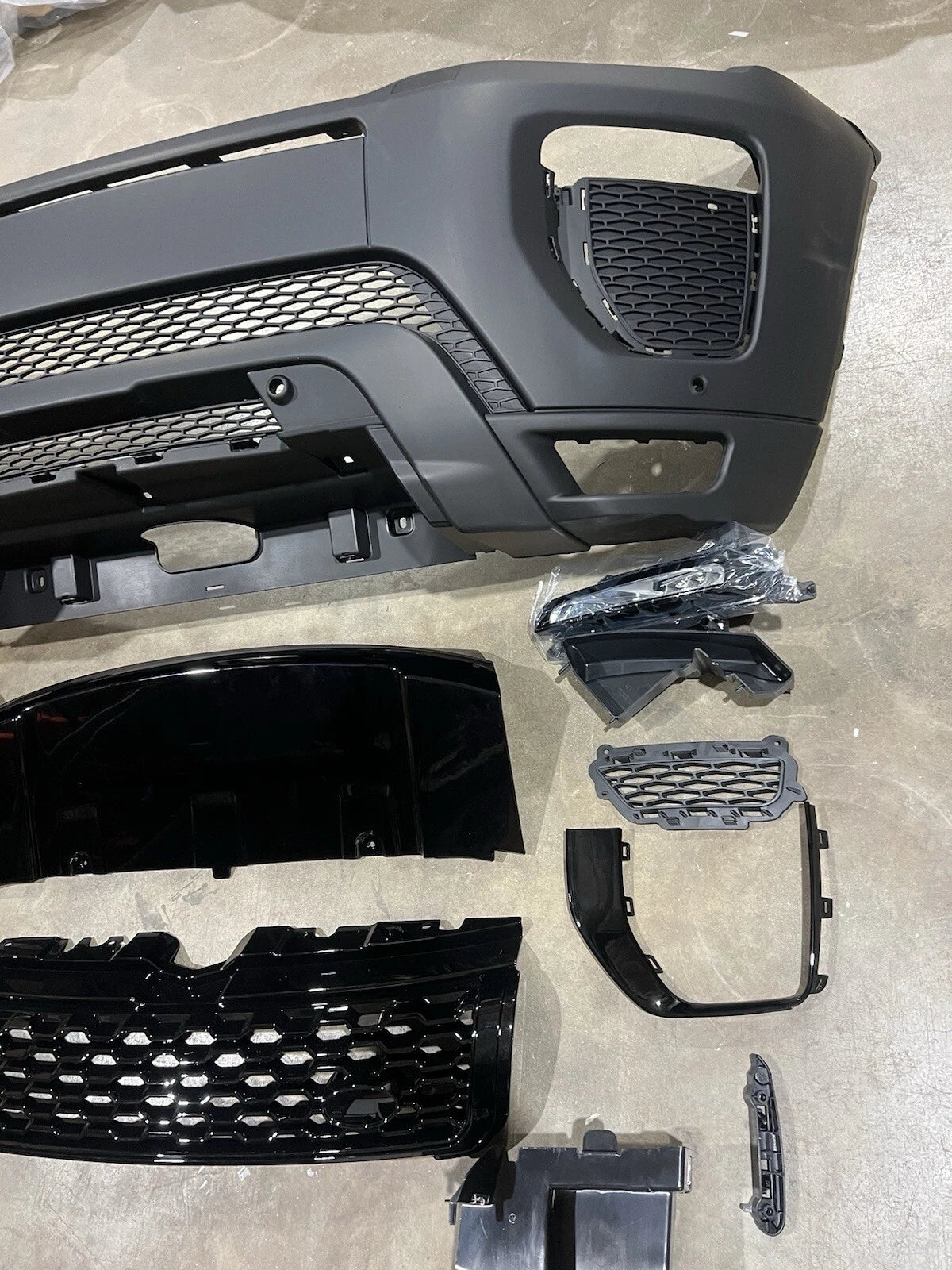 Range Rover Evoque Front Bumper Assembly Grille Lights Valance 2016-2019