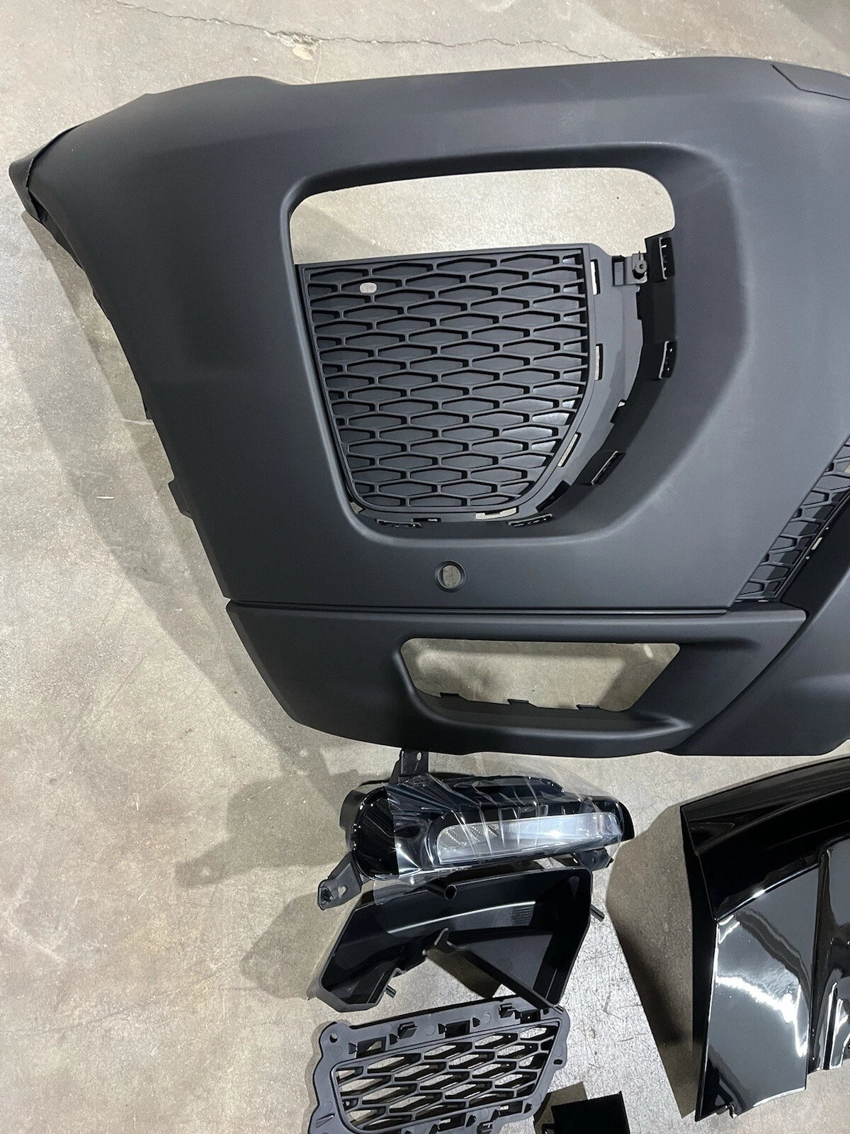 Range Rover Evoque Front Bumper Assembly Grille Lights Valance 2016-2019