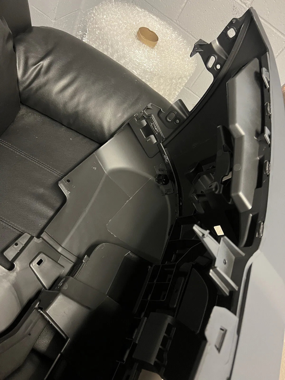 2010-2016 Land Rover LR4 Front Bumper Cover LR058014 Park Sensor & Washer