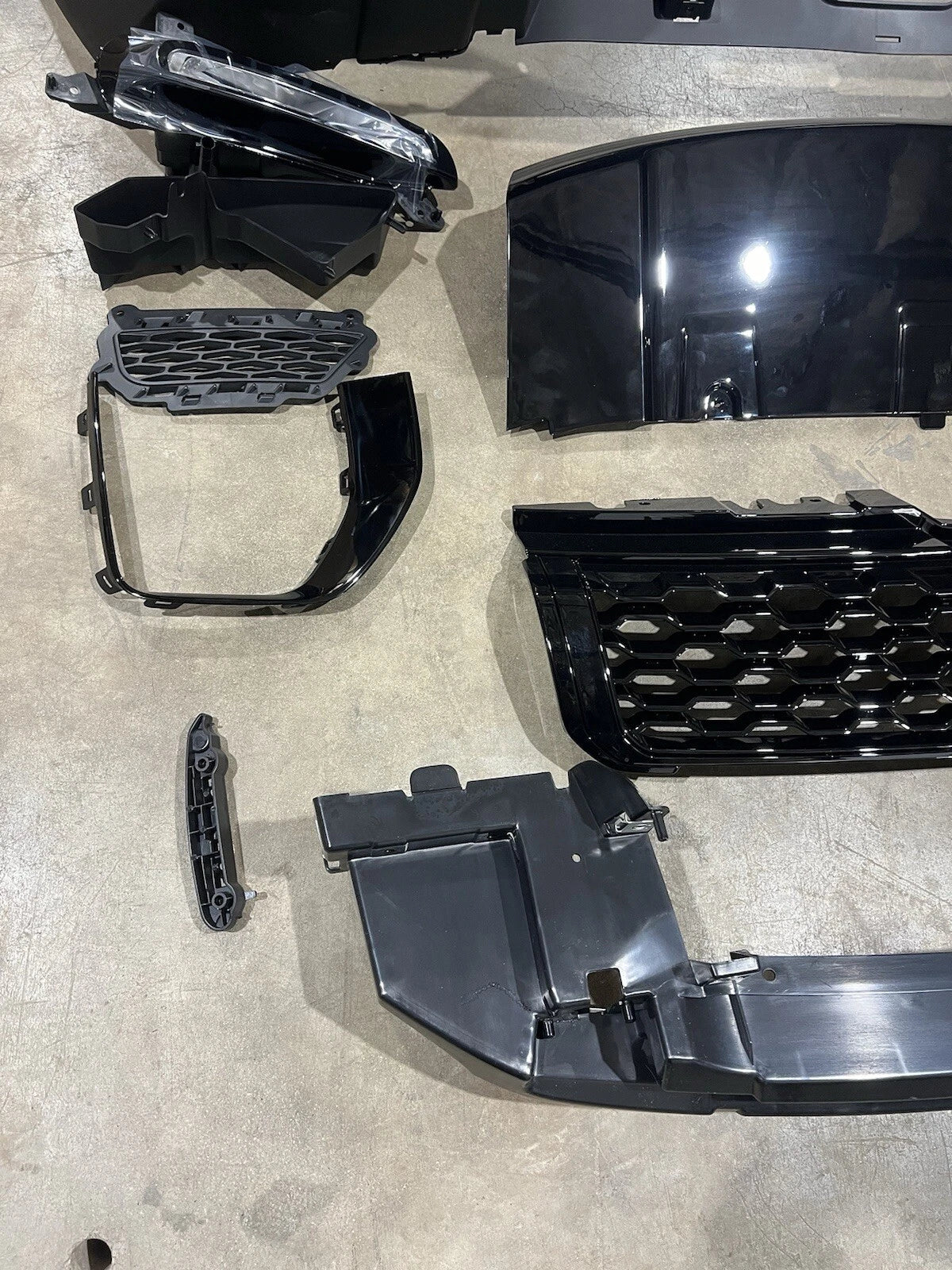 Range Rover Evoque Front Bumper Assembly Grille Lights Valance 2016-2019