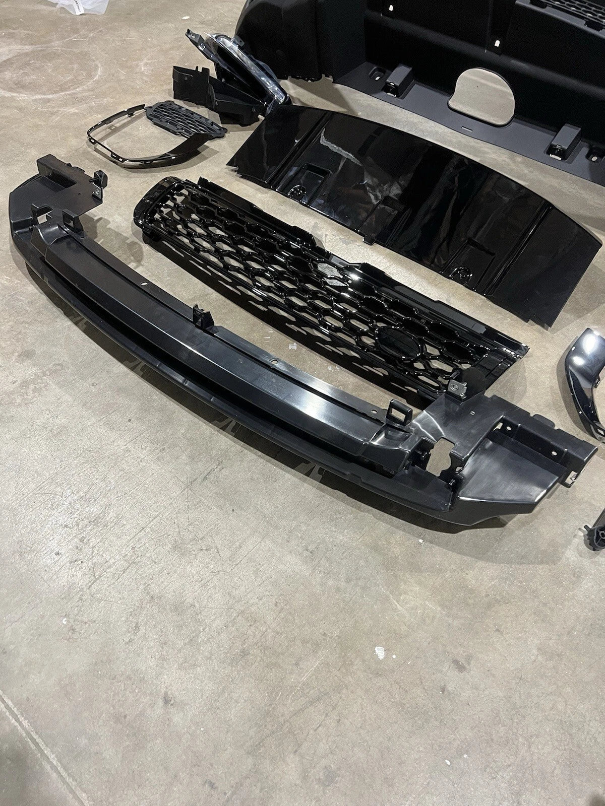 Range Rover Evoque Front Bumper Assembly Grille Lights Valance 2016-2019