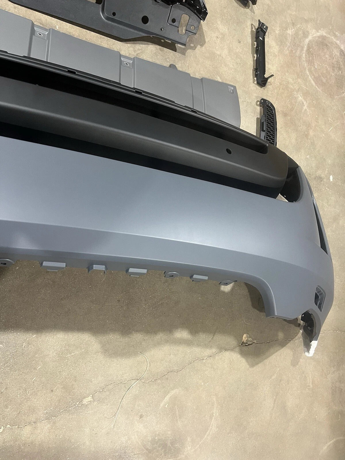 Land Rover Discovery Front Bumper Cover Grille Valance Set LR083059 2017-2020