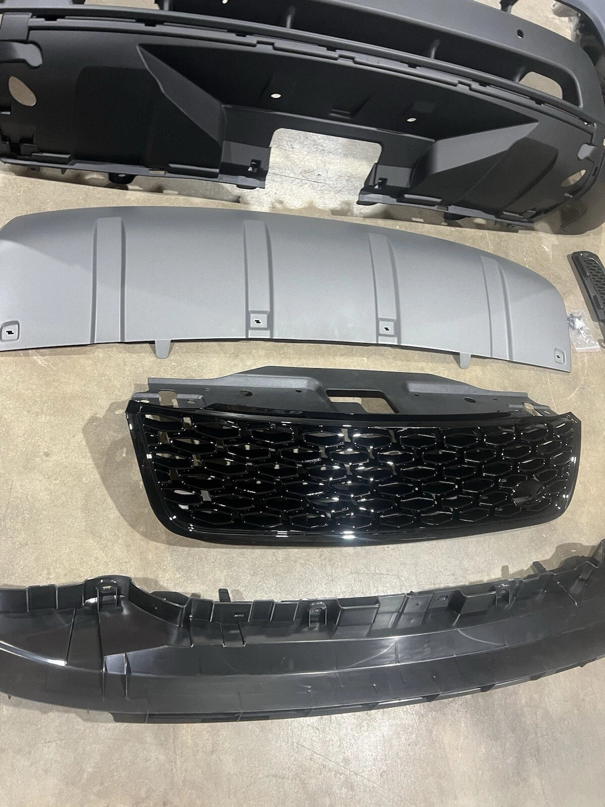 Land Rover Discovery Front Bumper Cover Grille Valance Set LR083059 2017-2020