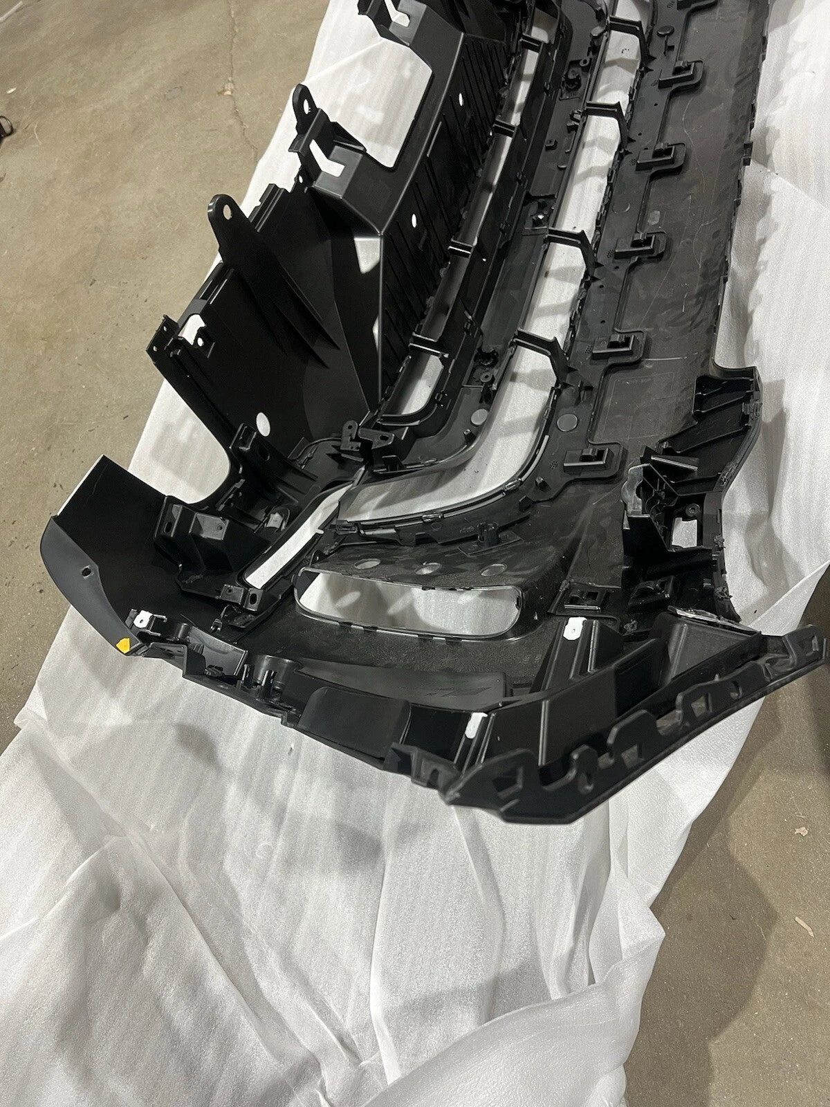 Land Rover Discovery R Dynamic Front Bumper Cover Grille Valance Set 2021-2023