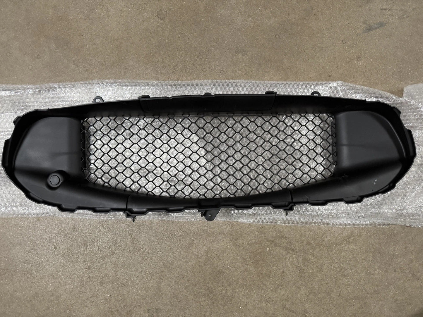 2017-2024 Maserati Quattroporte Front Bumper Air Shutter Cover Duct Intake Deflector